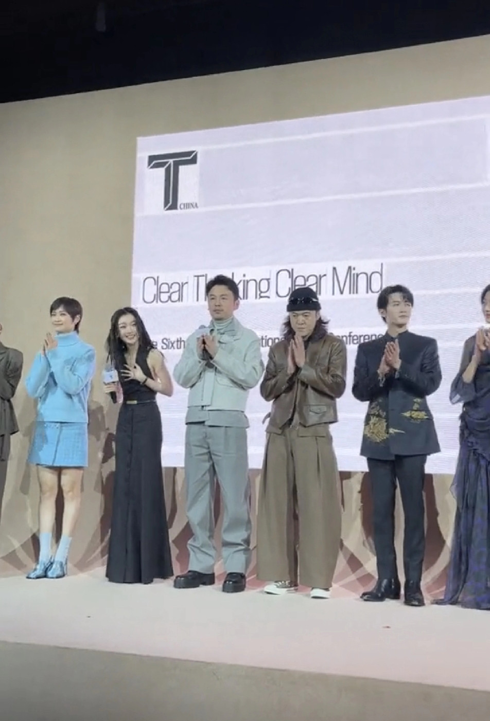 董洁好心酸的感觉，小小一只，还被安排到两个大高个中间站着，愈发显得又小又瘦，怎么