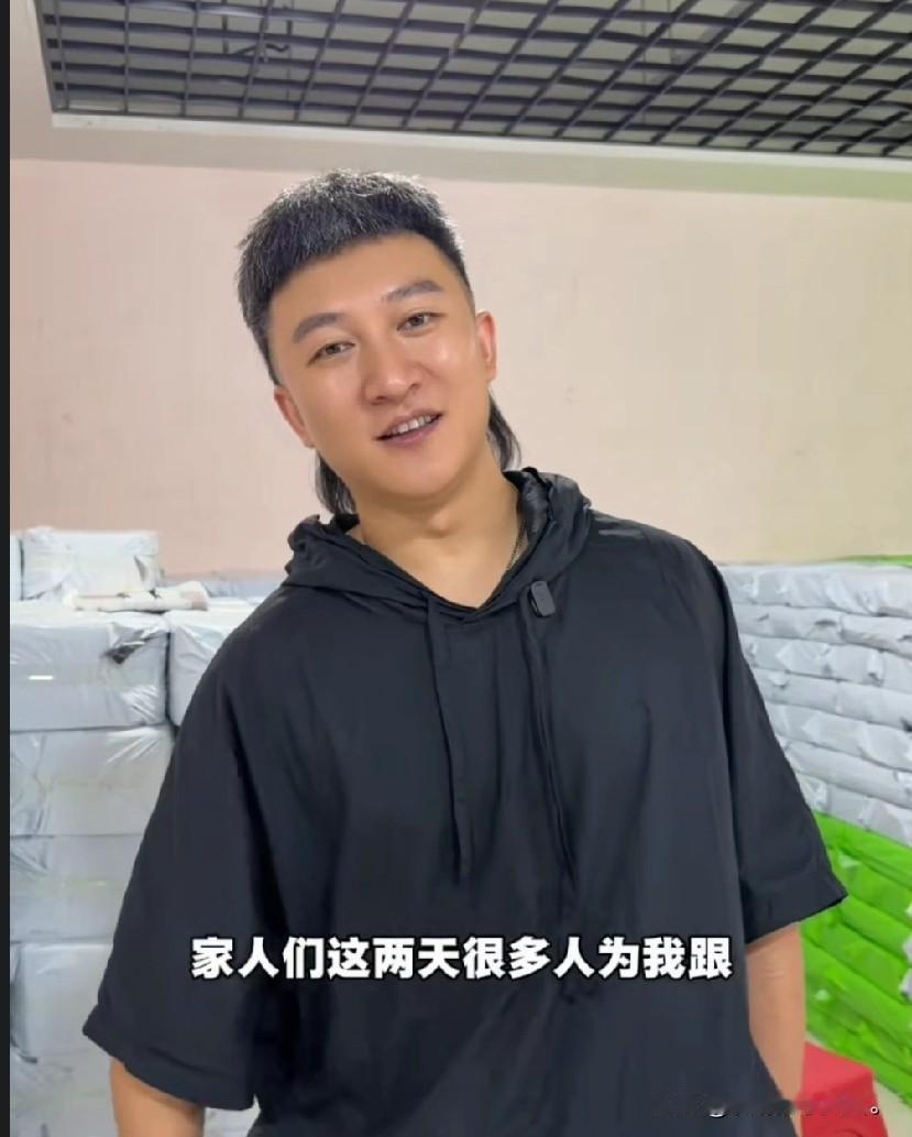 小故事！二子总算卸下心头的重担，勉强露出一丝个笑脸，在库房里清点自己的