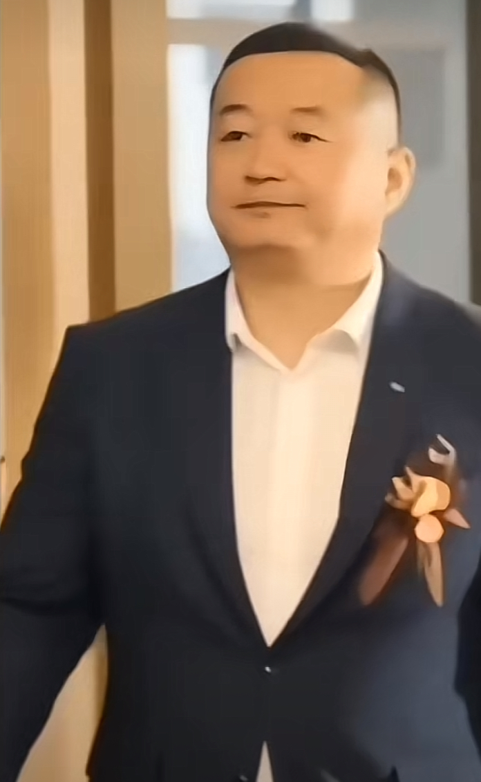 金某他爹应该快有消息了，神秘人物快出现了金某出事很多天了，金某他爸从来没