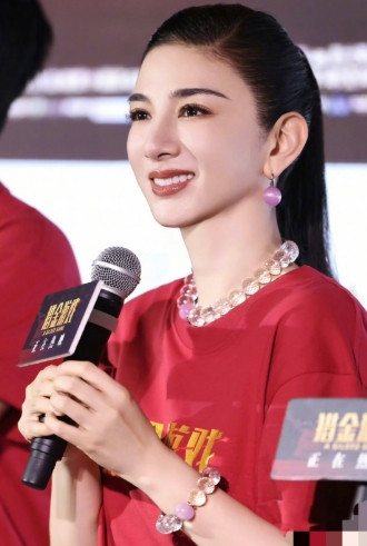 没文化真可怕！不信你看看黄奕就知道了。她直播的时候，把自己的一张脸怼在屏