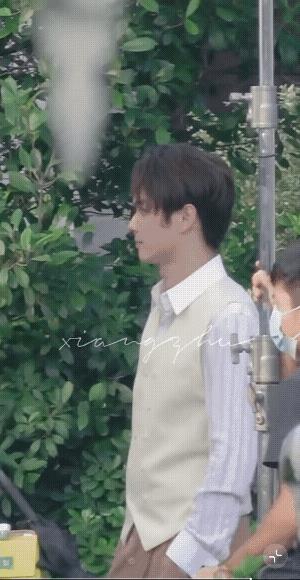 跟着许soso扭起来，这不像是在跳舞，这是在摆胯，胳膊似乎脱臼了一样，随意耷拉着