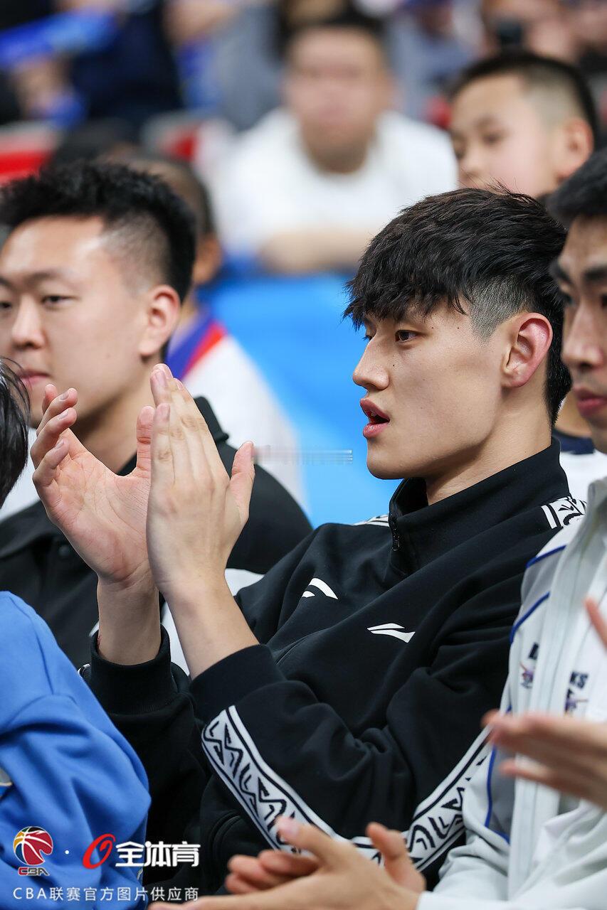 北京首钢北京男篮vs深圳男篮刚刚续约成功的曾凡博现身首钢冰球馆。北京首钢队也如