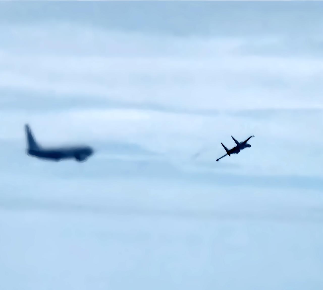 近期东海、南海空域再度出现外军军机高频抵近活动，美军RC-135、P-8A侦察机