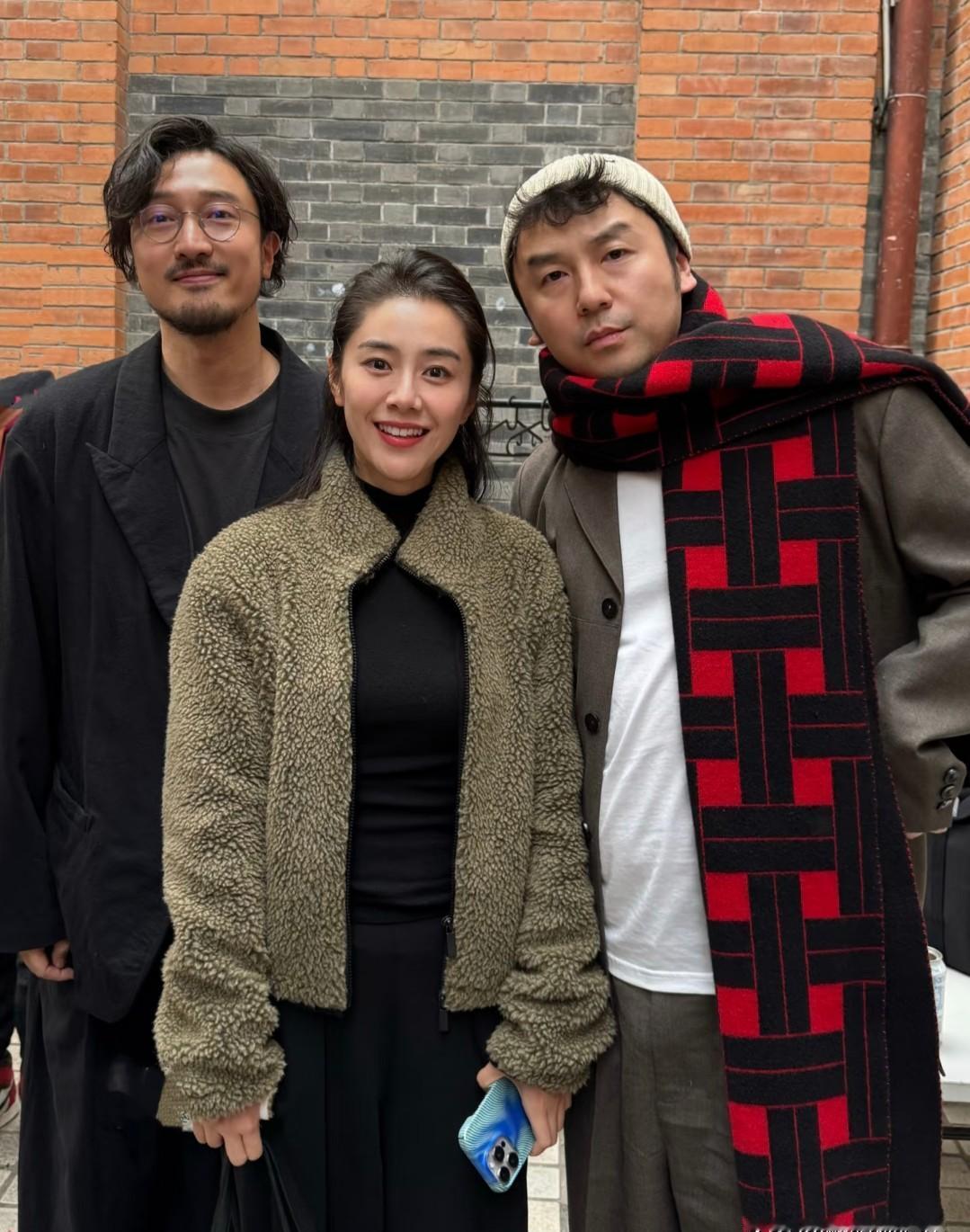 雷佳音杜江校庆同框，C位却站着个穿校服的女生——你猜她凭什么？别瞎猜关系户。