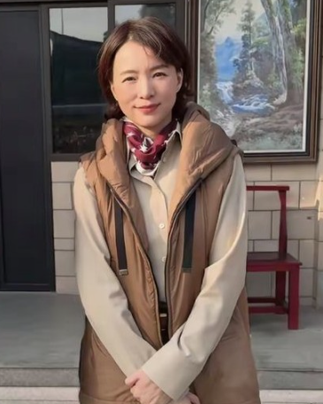 53岁董卿回江苏探亲，一身穿搭尽显东方优雅，气质真的藏不住走亲访友最动人的不是