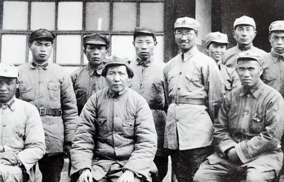 1947年，延安已不安全，毛主席调陈赓来保卫陕甘宁，陈赓却一句话不说，会上不表态
