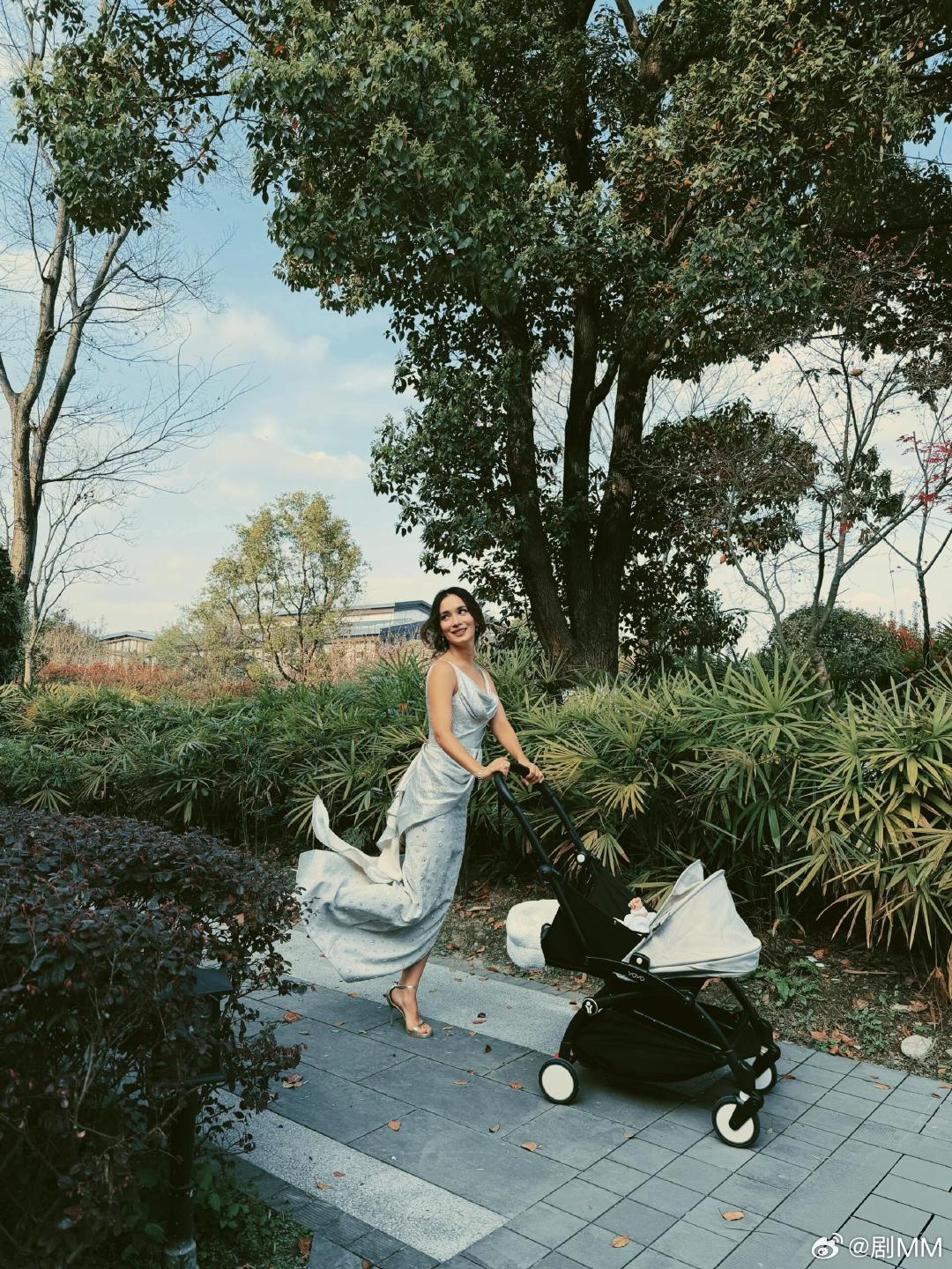 卢靖姗40岁身材卢靖姗公园遛娃卢靖姗公园遛娃，四个多月的儿子在车里小手小脚乱挥，