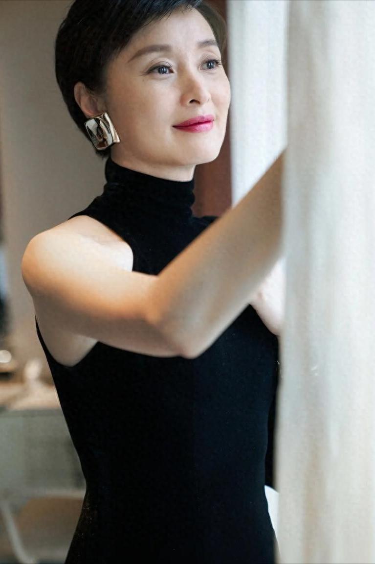 吴越才是人间清醒！自曝单身生活，为父母买上海大平层，坦言孤独是一种福报。53岁的