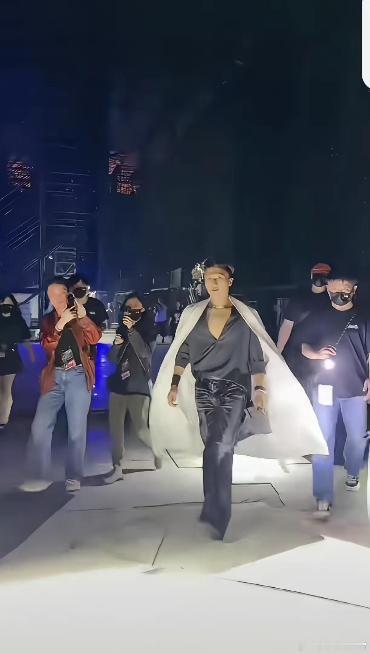 这到底是时尚还是土味啊！谢霆锋演唱会结束披着白色披风下场，这种场景好几十年没见了