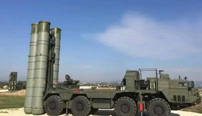 塔斯社报道，当地时间27日，印度国防部证实，新德里已和俄罗斯达成重大军购协议，印