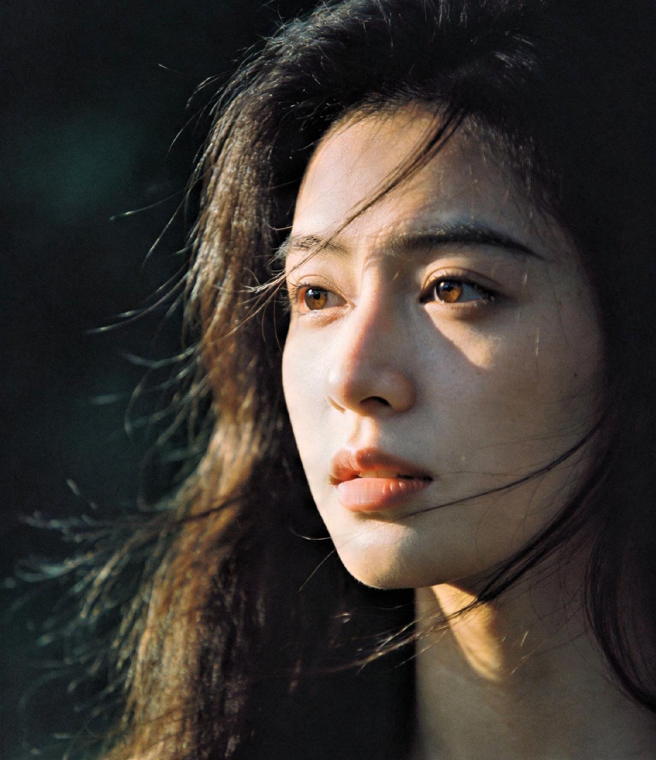 一个完整的家庭太重要了！我有个同事她是个单亲妈妈，独自带着女儿生活。以前她挺自