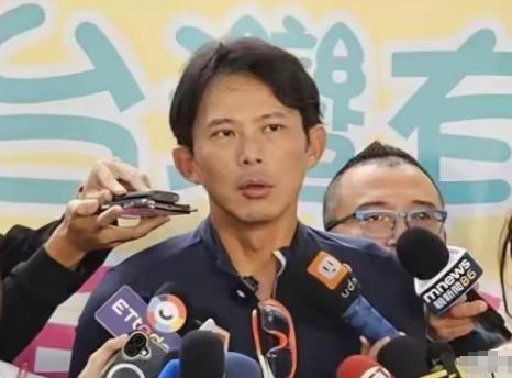 太尴尬了，黄国昌一趟日本之行，倒逼得民众党发言人李友宜，和创党党员朱蕙蓉在11月