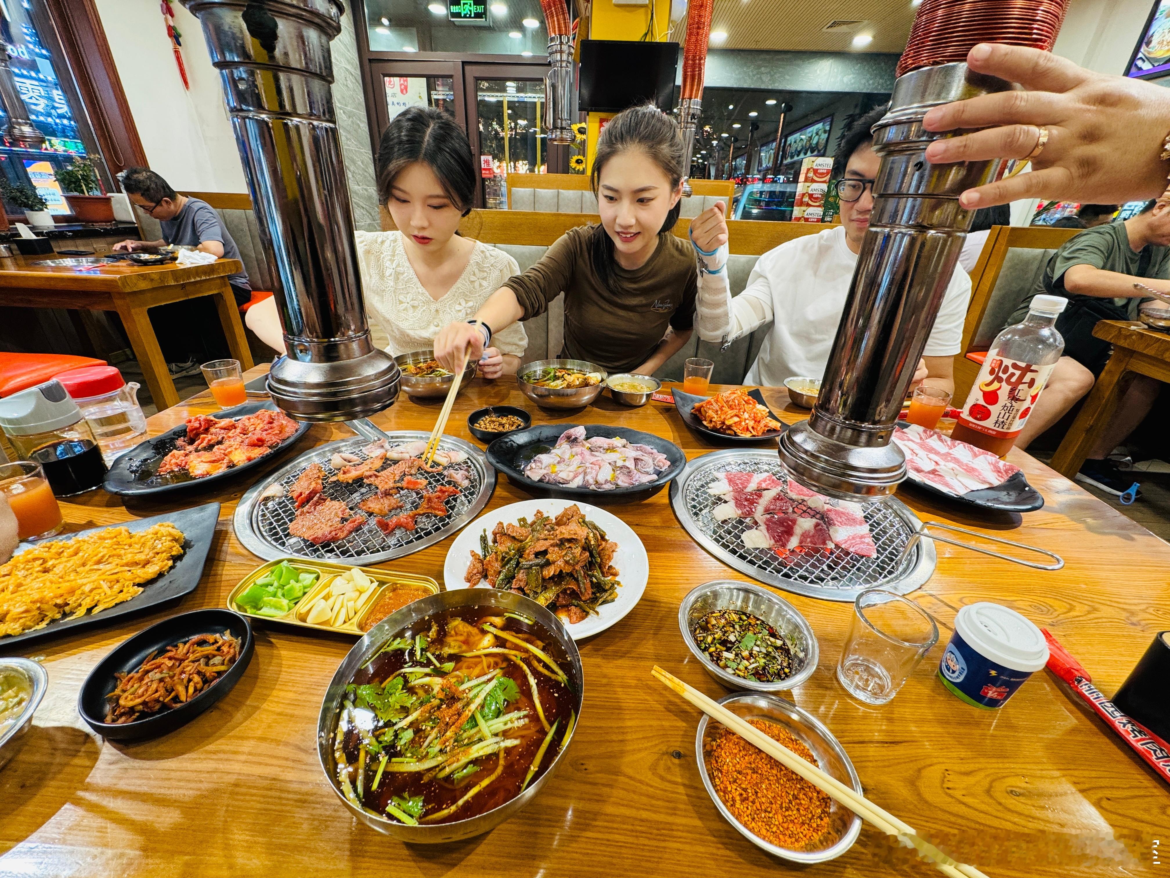 简简单单吃一口，一家烤肉老店，高丽园，没那么大流量，但是干净，好吃，吃完拍几个夜