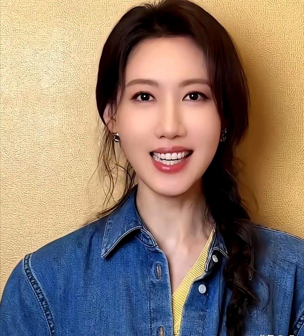高露在《耀眼》里演29岁李昀锐的妈，这事儿内娱还有谁敢接？新剧里，她烫着复古