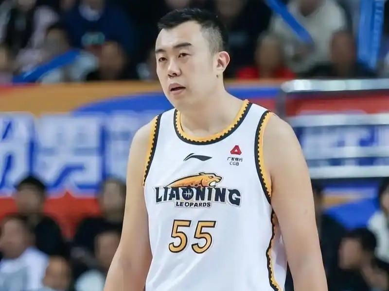 CBA最新消息：据辽宁男篮官方报道，即日起正式聘请韩德君担任辽宁沈阳三生飞豹篮球