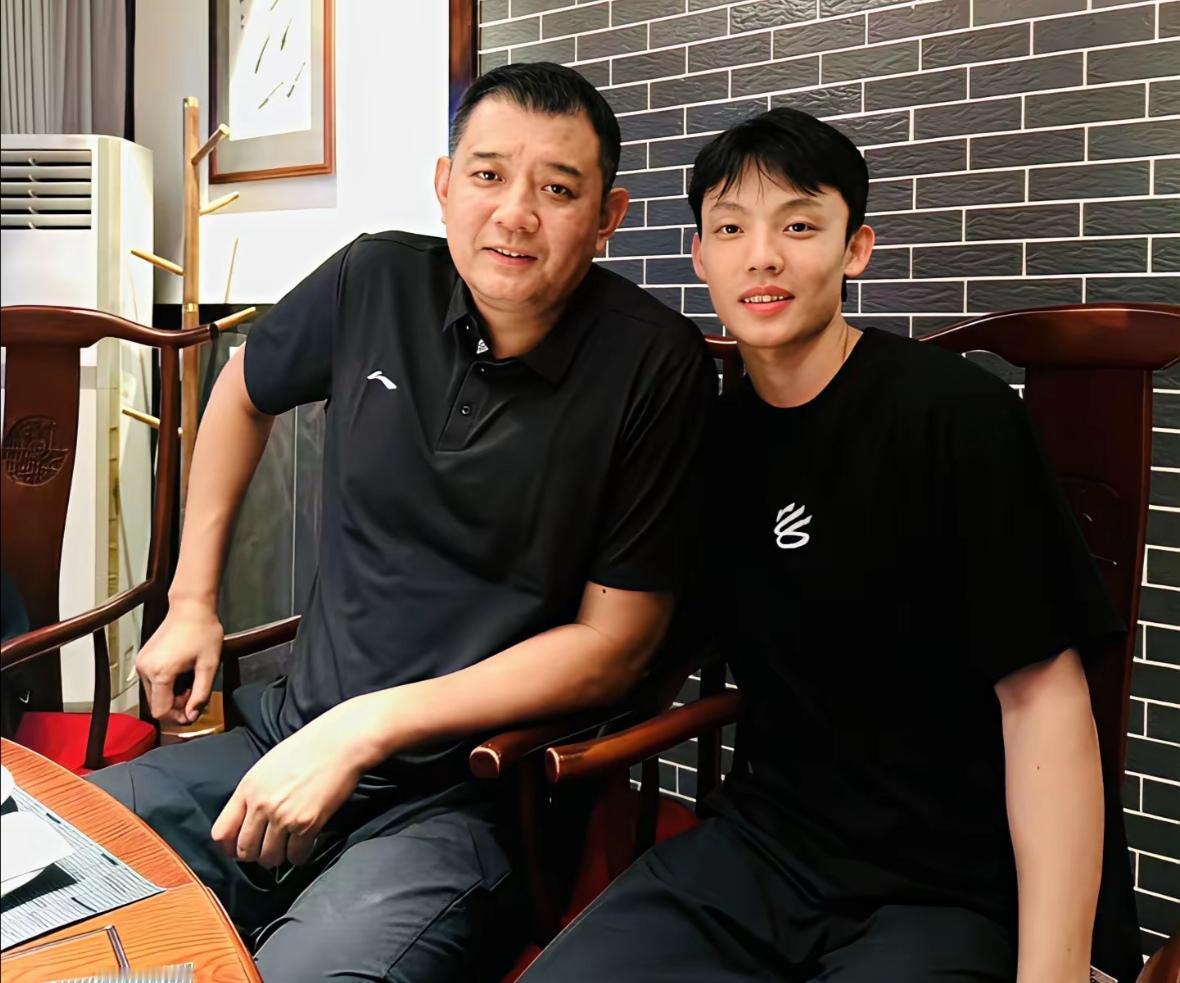 两代篮球人深度交流！巩晓彬与徐杰畅谈篮球心得国内篮坛传奇名宿巩晓彬和广东宏