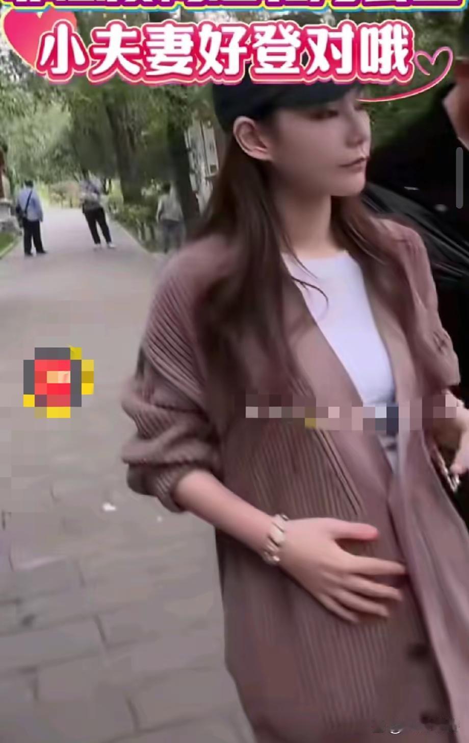 马筱梅直播走路时手时不时的扶着肚子一部分人说走路姿势和孕妇一样一部分人说没