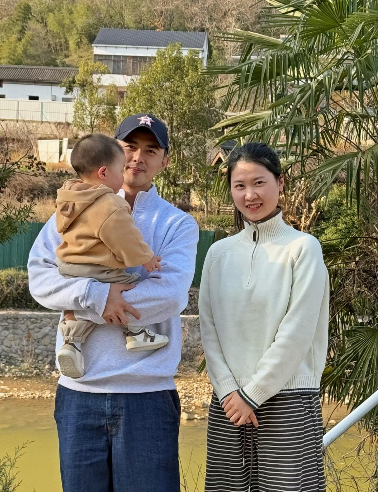 你看这张图，叶祖新的头小得离奇。跟素人表弟并肩一站，明明身高差不多，他的头围活