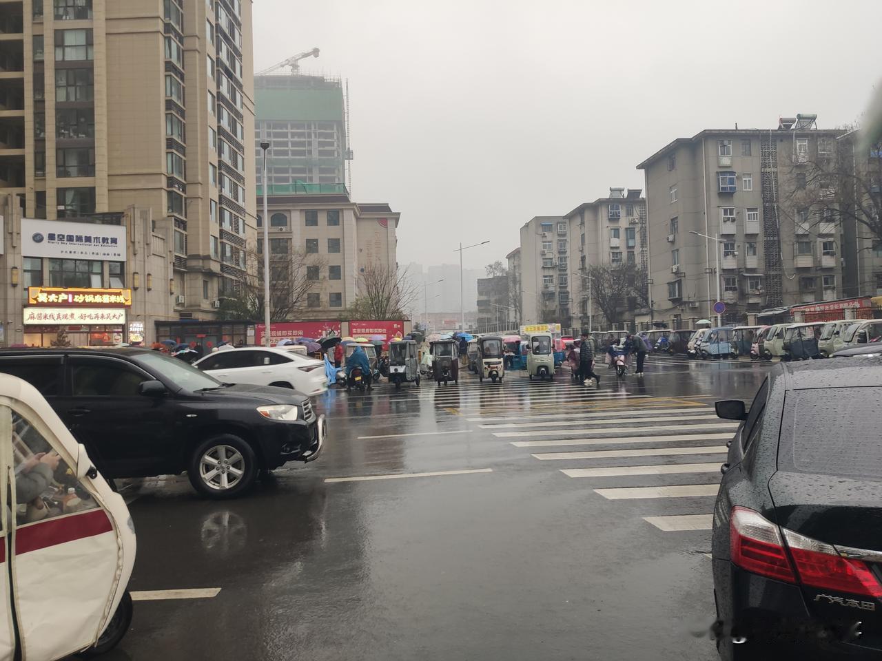 最近一段时间，我发现一些小区门口的保安大叔经常会有一些半老徐娘过来和他们在一起聊