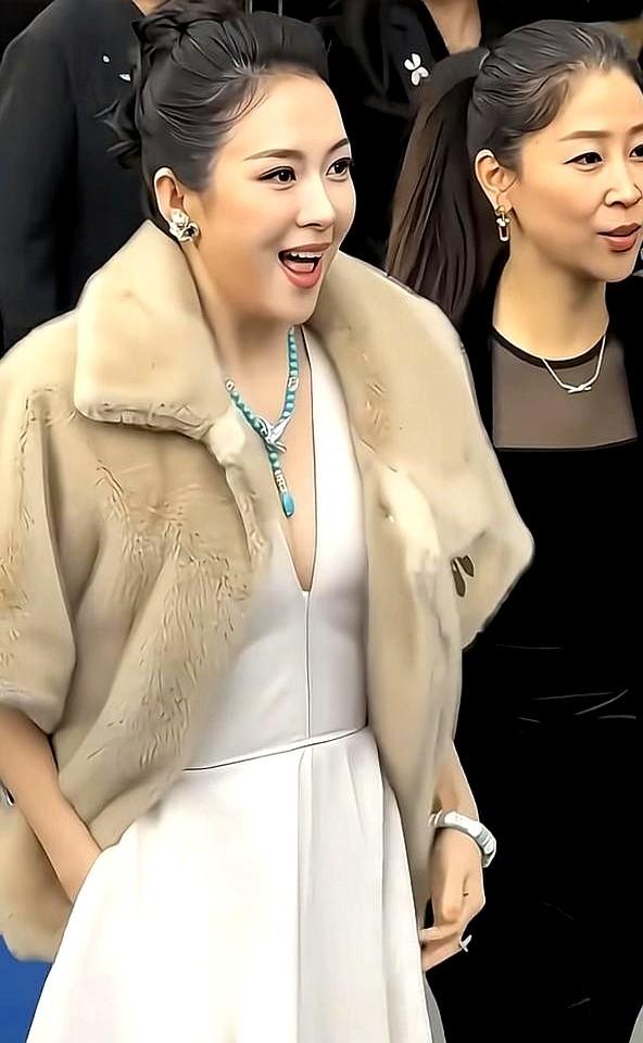 同样是吐舌头，有人是灵气，有人是尴尬。刘浩存二十几岁，电影里这个动作就是精心