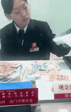 最脏的从来不是零钱，是人心！世间最卑微的体面，莫过于一位拾荒老人小心翼翼的