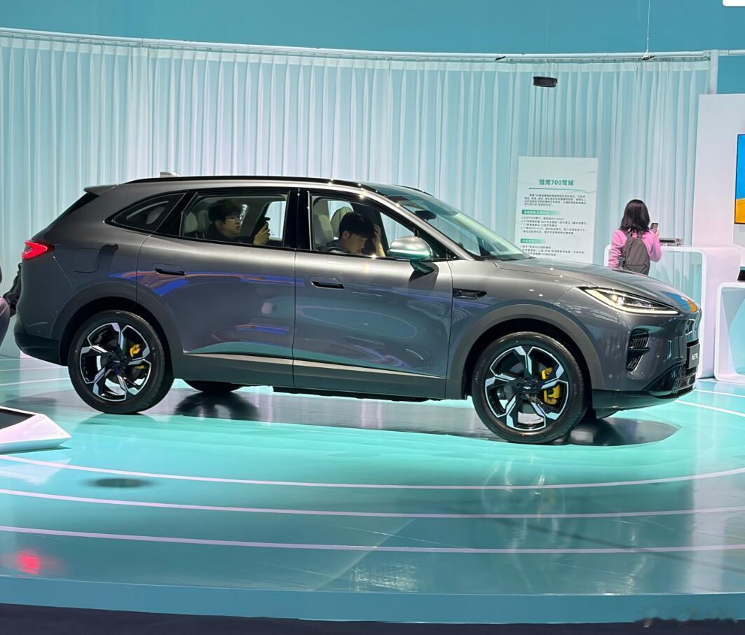 全新上市的奇瑞风云T9L，只要15万左右就能给到大五座、超省油的插混，甚至还有双