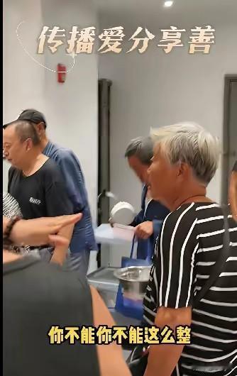 一位老太太到一元餐厅吃饭不排队，非要插队先来，餐厅老板劝阻都不行，气得老板让她不