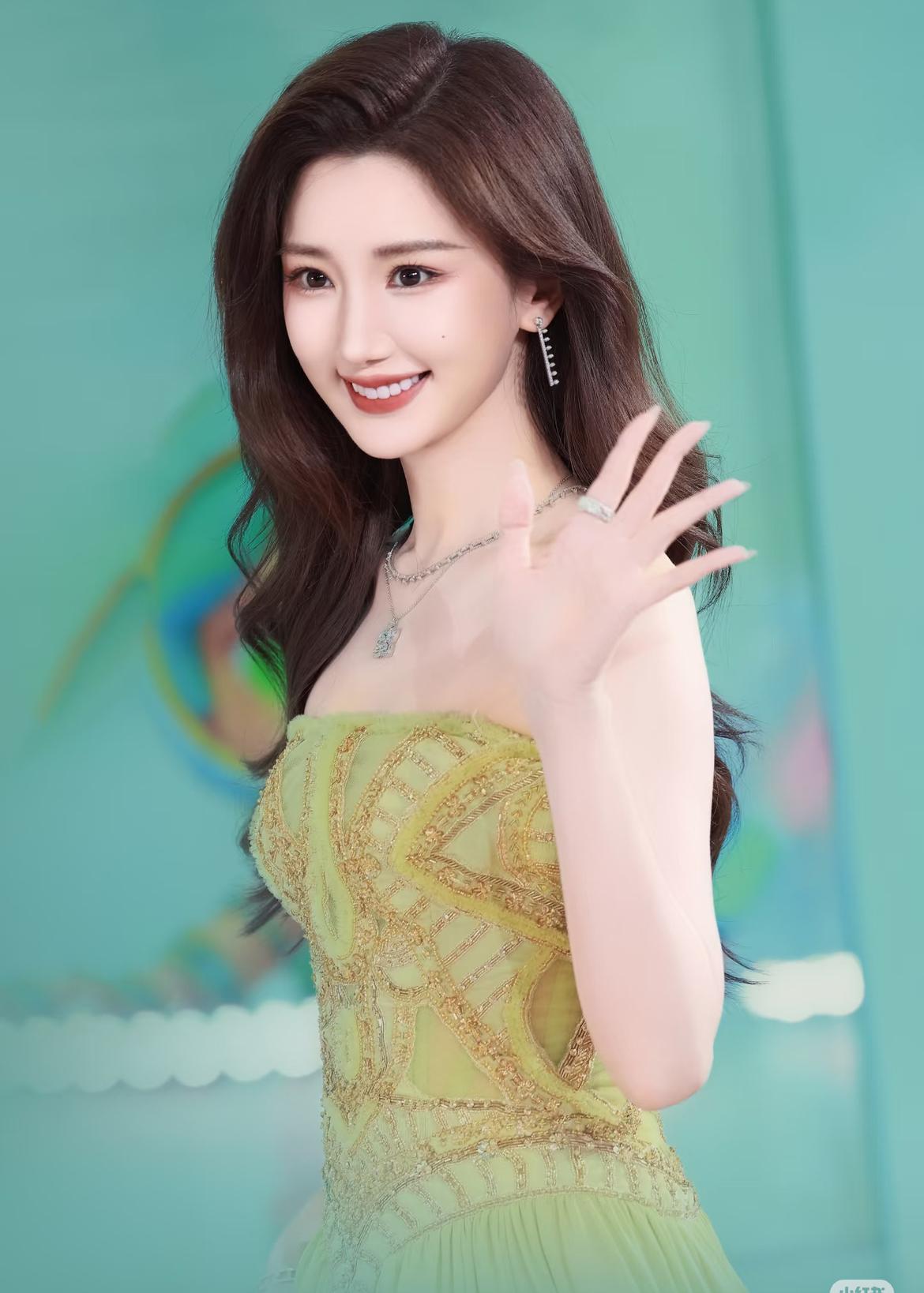 八年前连夜搬走的那个女孩，如今活成了陈翔高攀不起的样子。就在刚刚，陈翔发文说