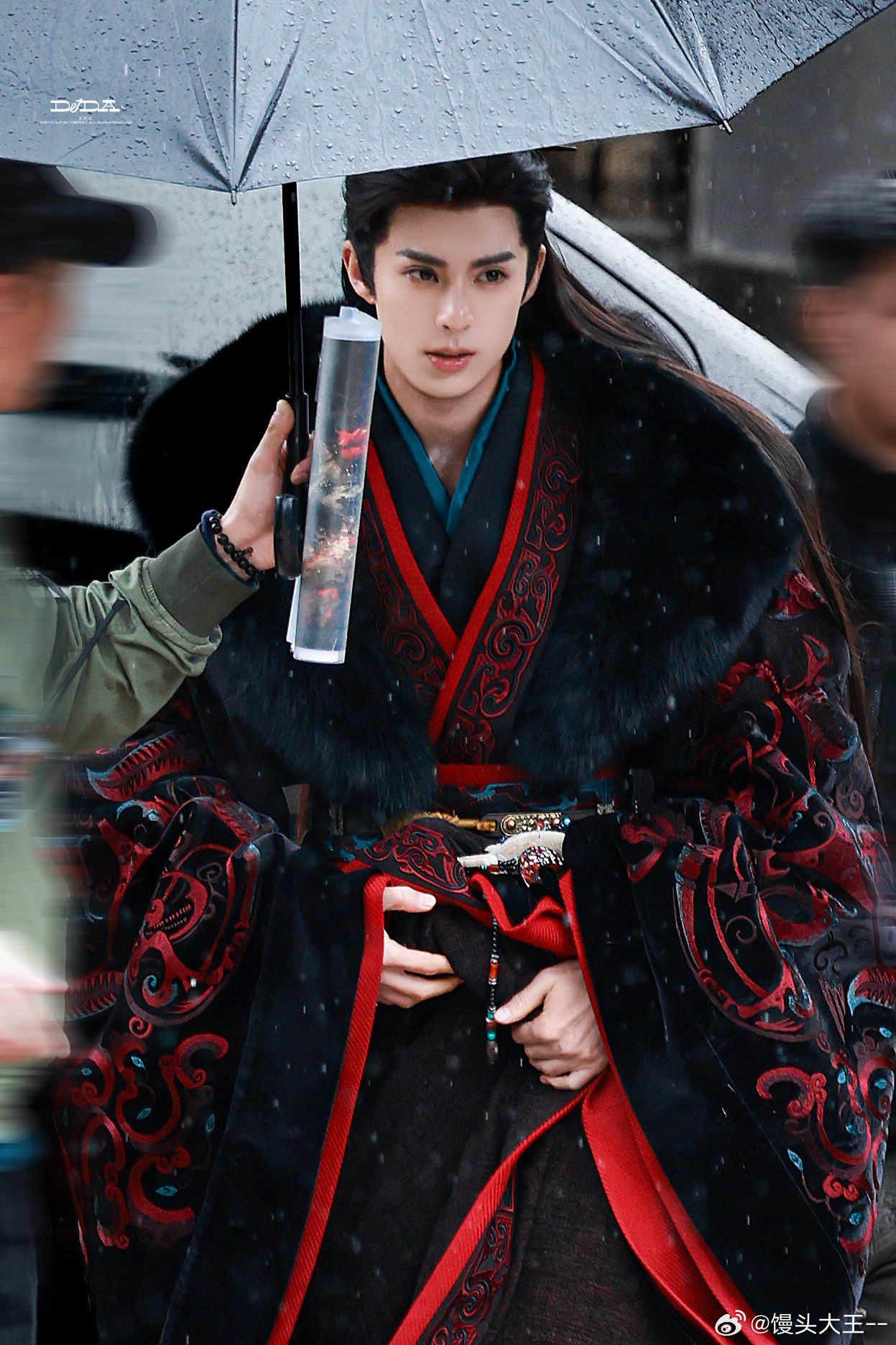 将门独后王鹤棣路透将门独后没有刻意紧绷却气场十足，松弛感与贵气并存，这就是我心