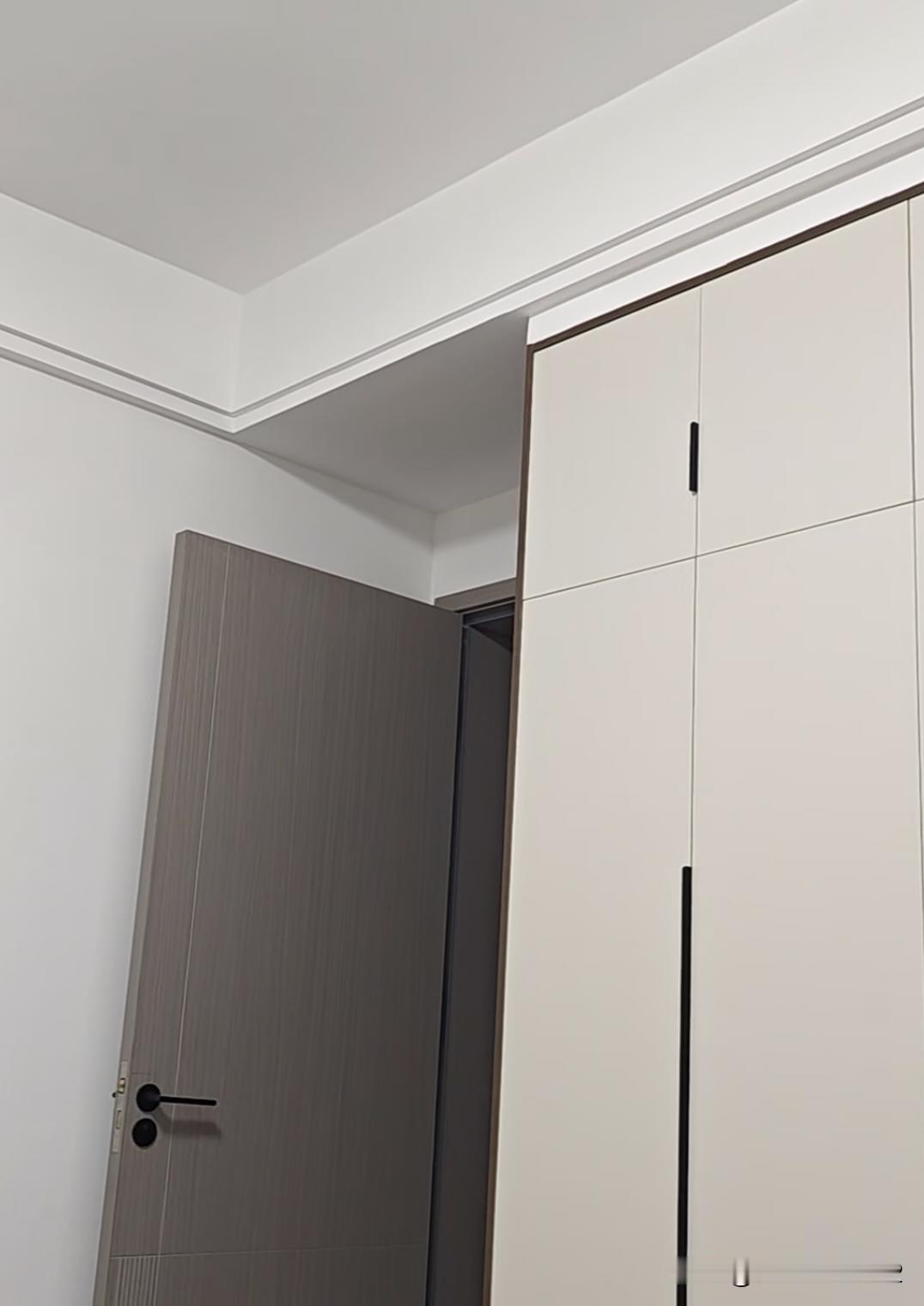 听说这是新型统一卧室装修，门洞上再也没有柜子了