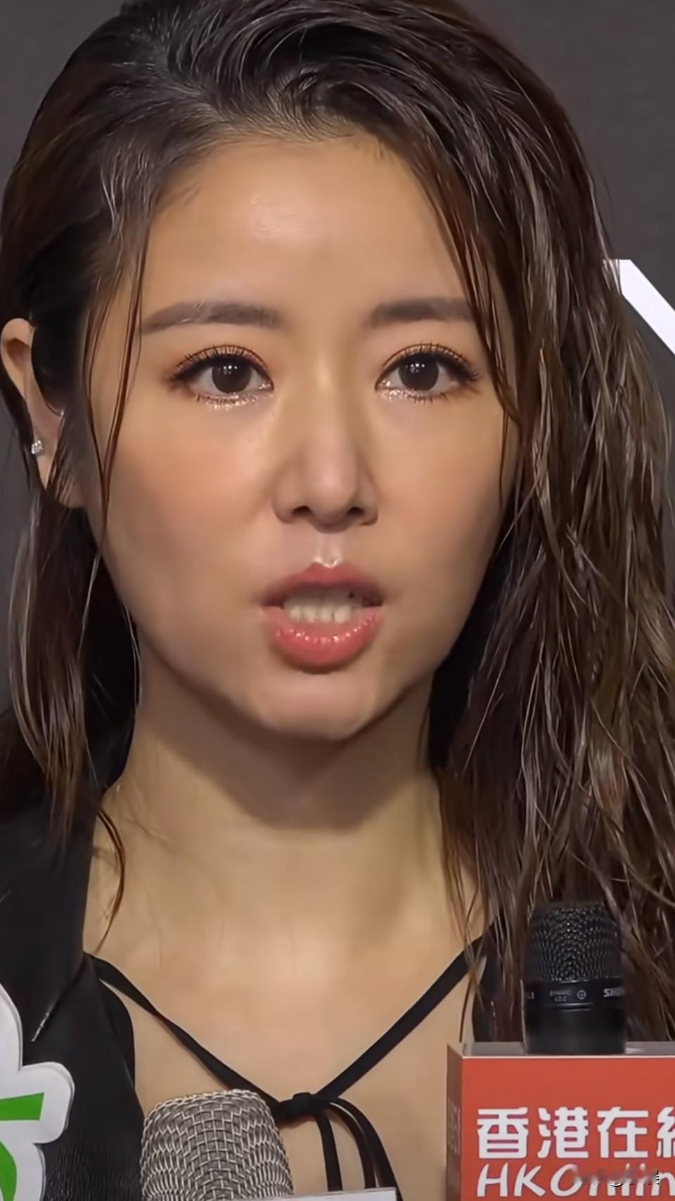 林心如线下活动怼脸图，好美呀，小时候的偶像！🤩泪沟眼袋都没有，是怎么弄的呢