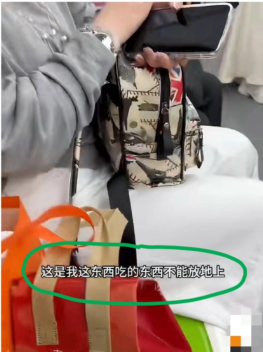 4月13日，山东济南。网友发视频称，地铁车厢内，女子把一个“X记牛奶”的袋子放在