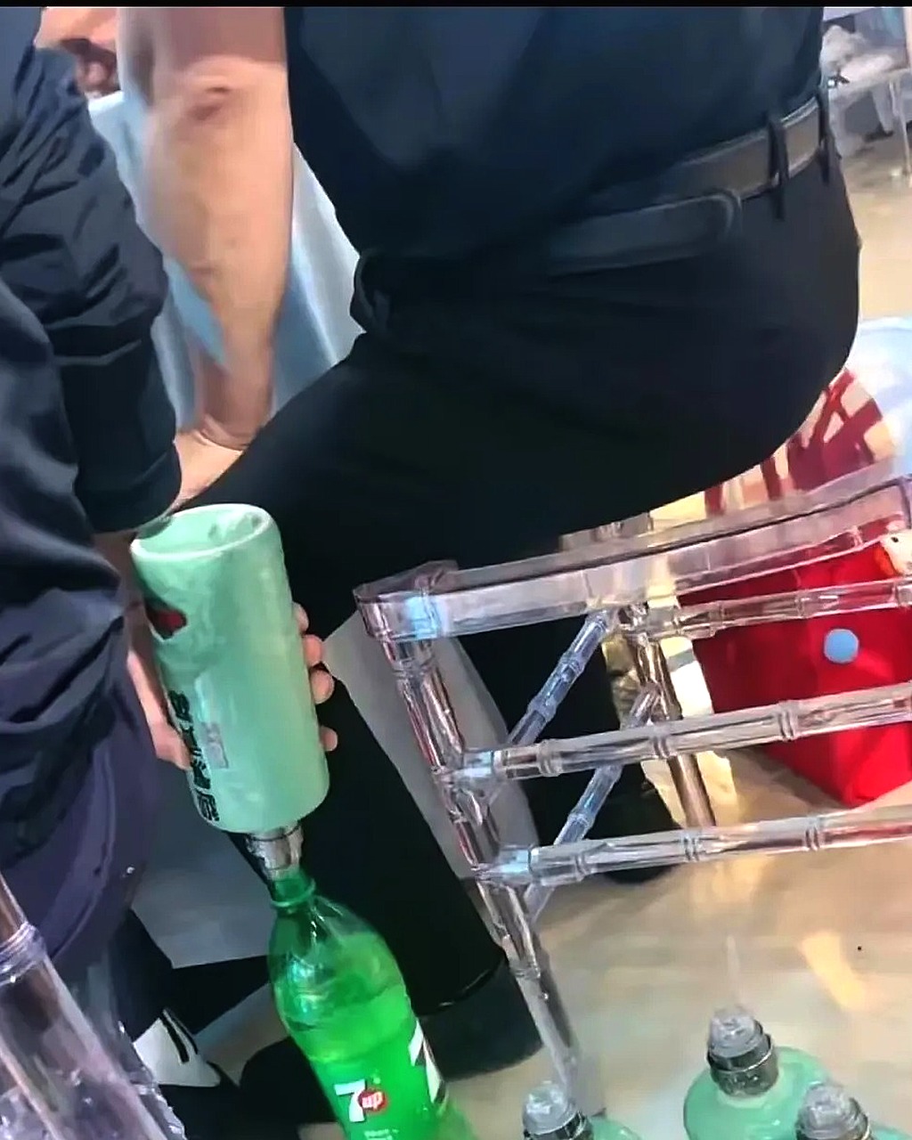 头一次看见偷酒的，大哥是个过日子的好手