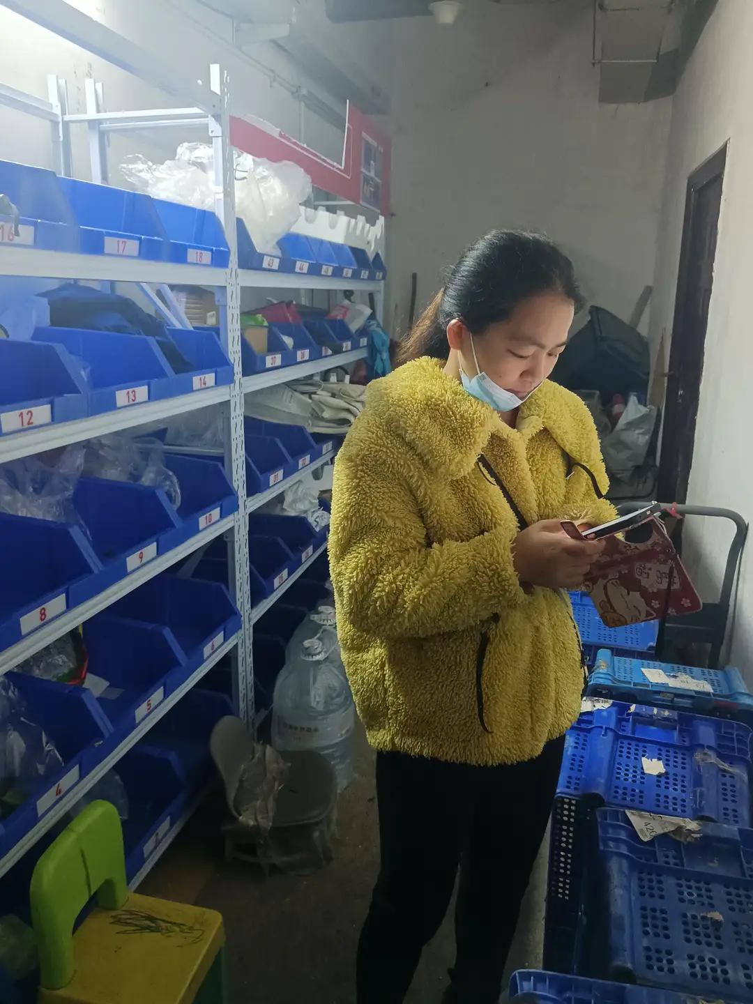 在湖南长沙县三一街区，有一位90后残疾妈妈名叫连悦，平日里靠着社区团购维持家用，