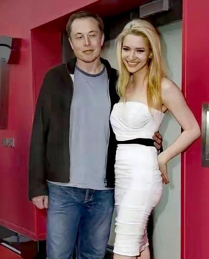 她不是马斯克的附属品，而是他唯一无法征服的“平行宇宙”。2010年，马斯克迎娶