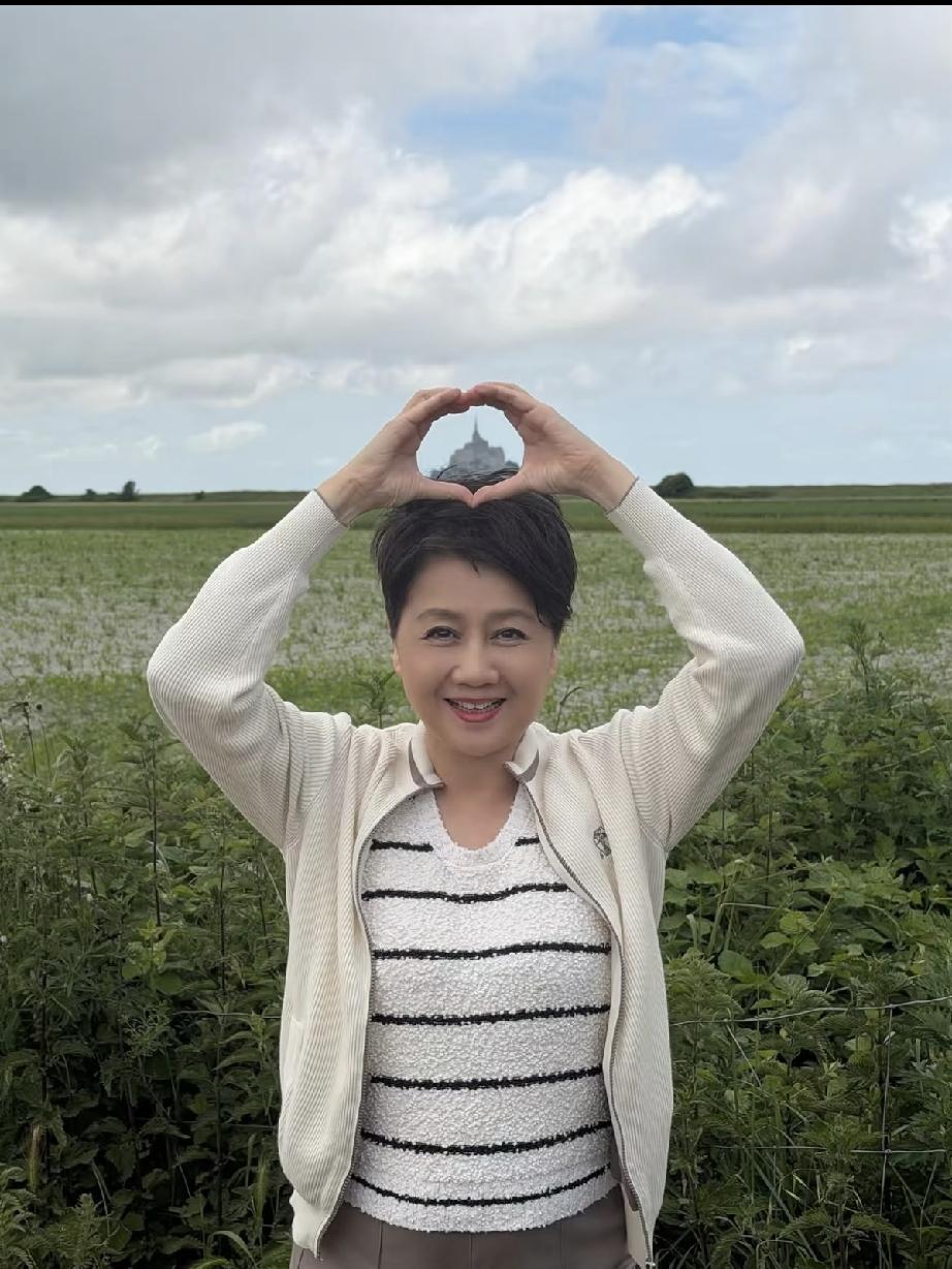 何猷君晒婚礼上母亲梁安琪的照片，原来梁安琪刻意不穿金戴银，把所有的光环都给了儿媳