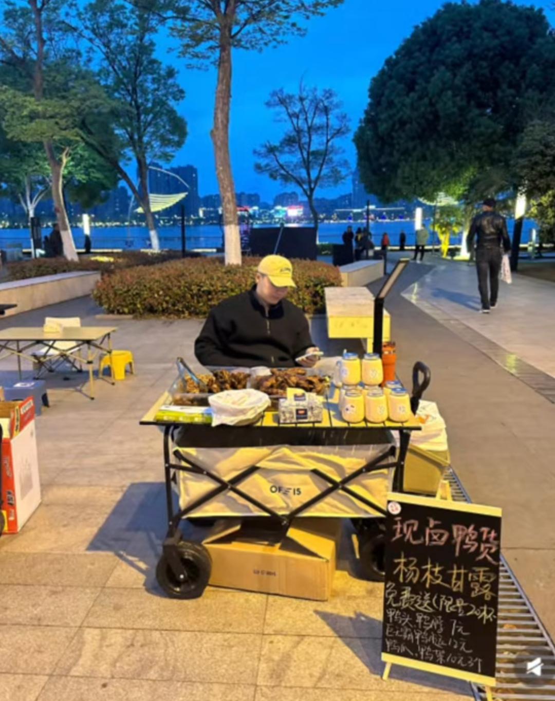 他的摊位为什么有生意？大家来找找原因，给给建议……