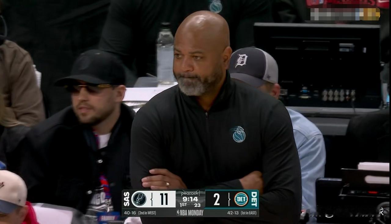 活塞主帅比克斯塔夫真是完全的傻眼了！在今天活塞主场迎战马刺的强强对话中，当时比赛