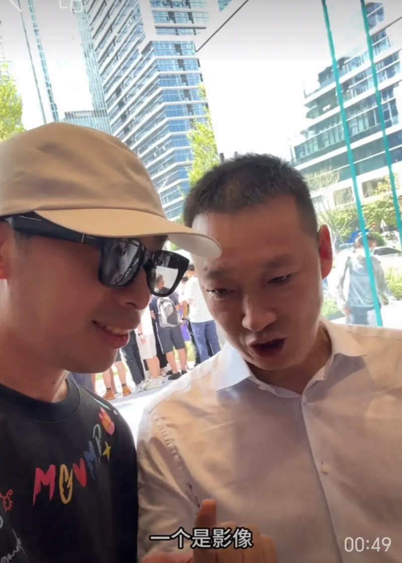 “荣耀Magic8？简直离谱他妈给离谱开门——离谱到家了！”昨晚刷完李健那段