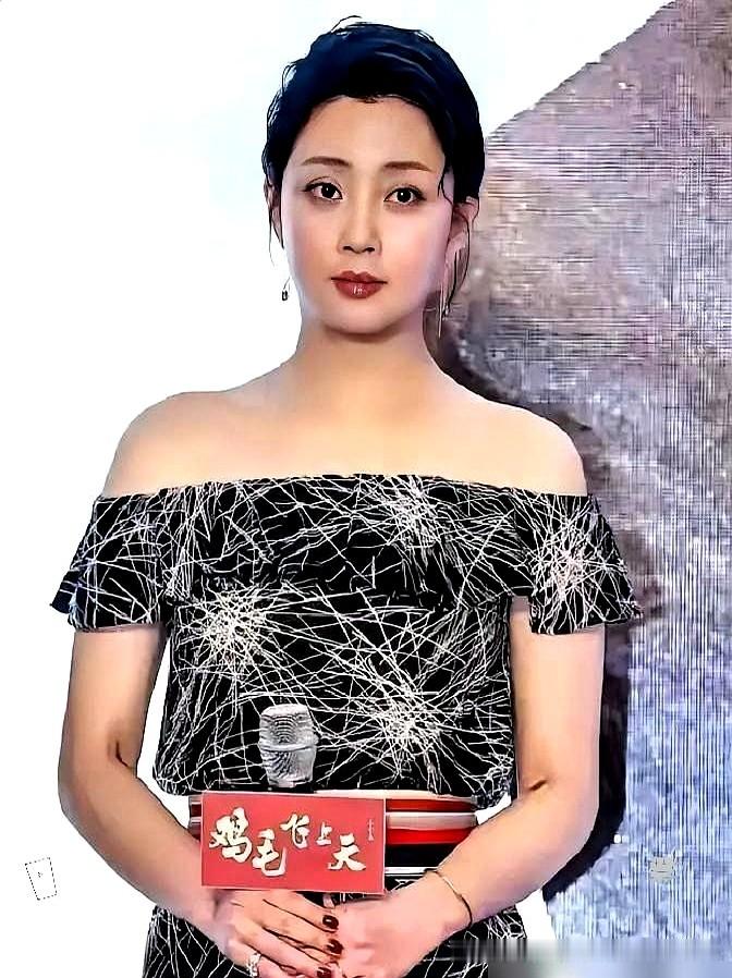 刚拿完白玉兰，46岁殷桃回老家凳子没坐热，就被亲妈堵门：“还不找人，想一个人过到老？”殷桃笑了笑没接