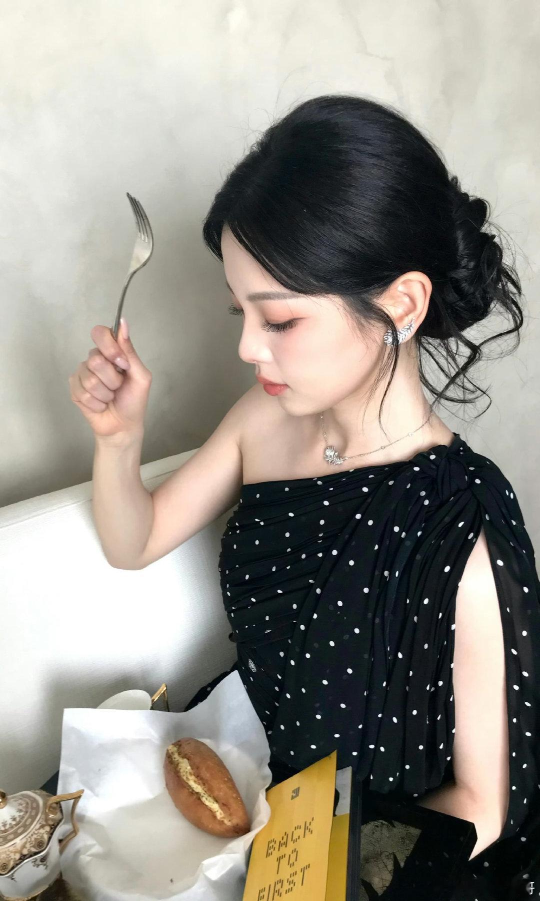 杨超越写真｜复古波点斜肩长裙🖤​​​
