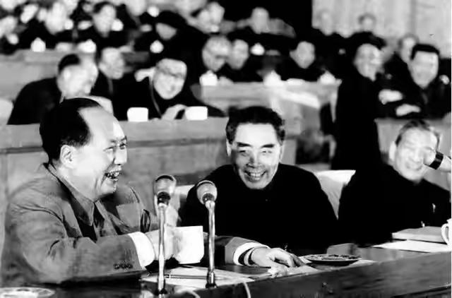 红军仅剩三万人时，周恩来却交出指挥权，一句你来指挥改变了中国1935年，贵