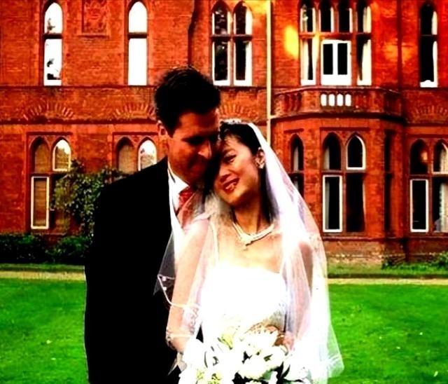 “我愿意放弃中国国籍，自愿加入英国！”2004年，央视美女主持姜丰嫁给英国富豪，