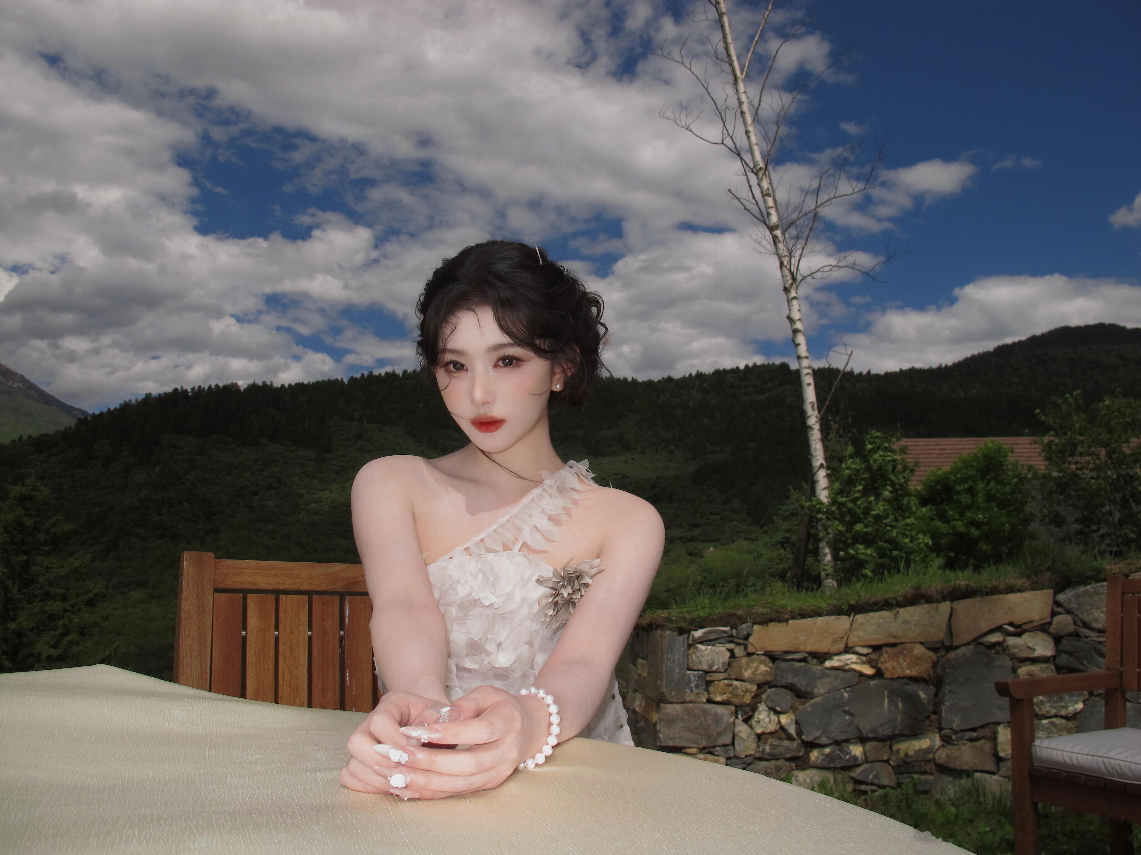 孔雪儿VOGUE活动造型，美得神魂颠倒。身着MustHave不规则斜肩长裙，精致
