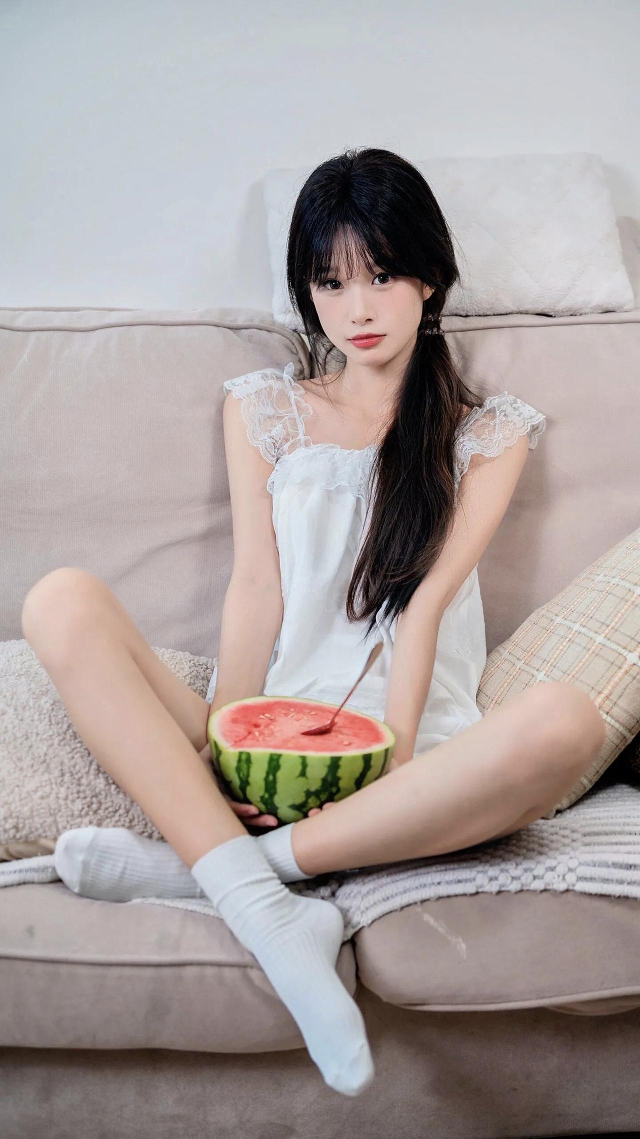 室内西瓜少女纯欲居家风格夏日少女写真写真甜妹如何拍出居家慵懒风写真照?