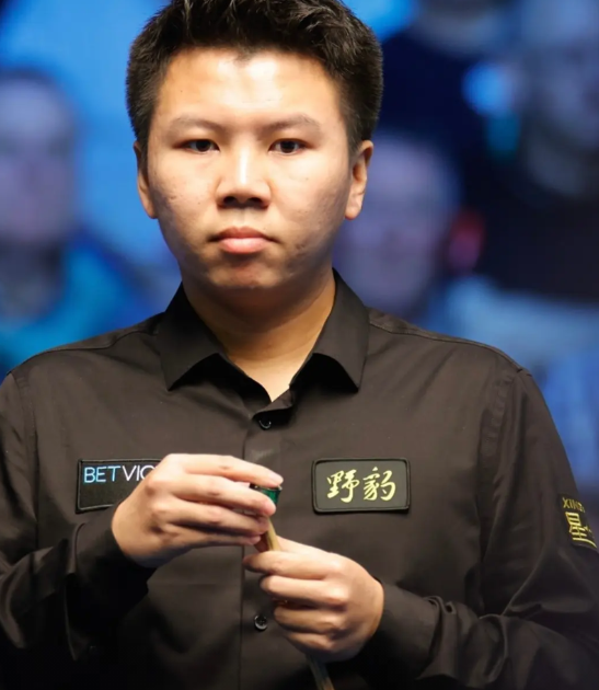 周跃龙再也不“掉链子”了！周跃龙在2025斯诺克英格兰公开赛中突然像变了一个