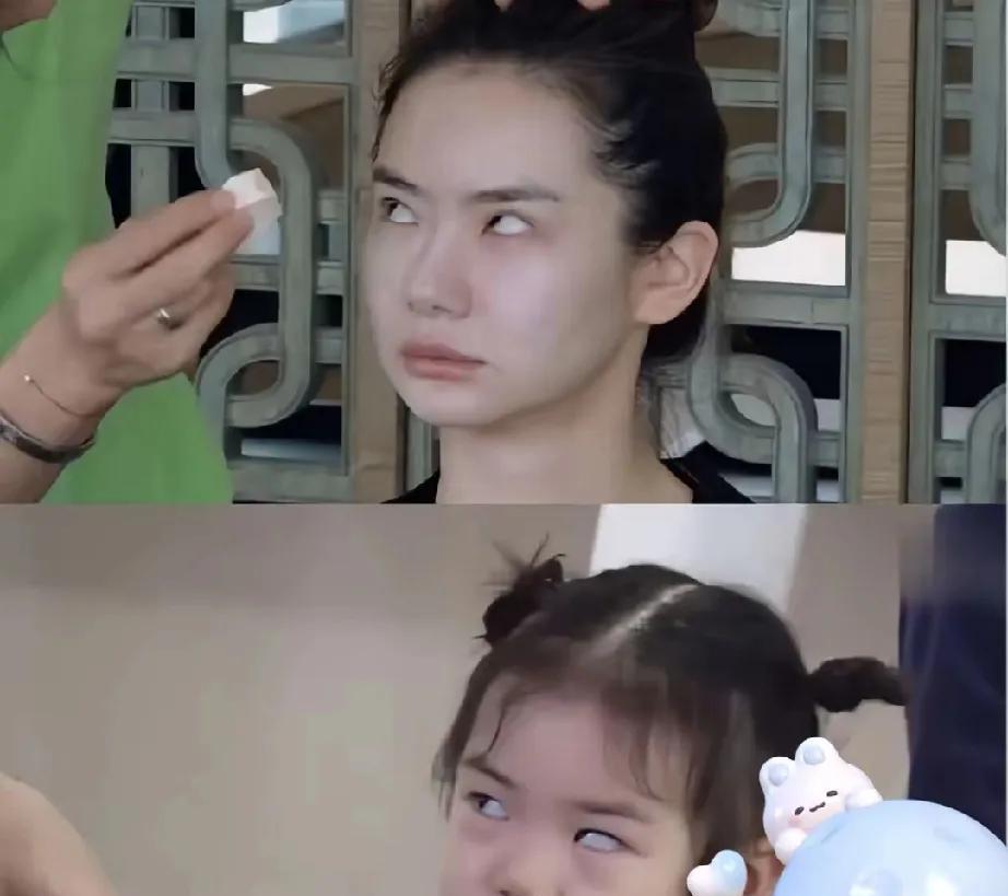 戚薇女儿Lucky最近曝光近照。照片里小姑娘眉眼弯弯、鼻子小巧，活脱脱缩小版戚薇