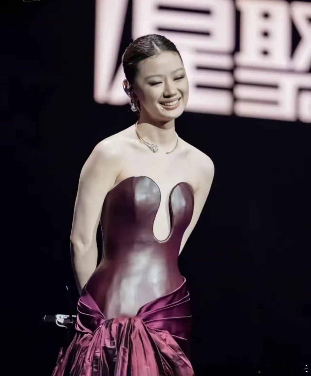 网路出天赋型选手，这不就有网友说单依纯这礼服像是两个猪肝在胸口。一看这颜色还真没