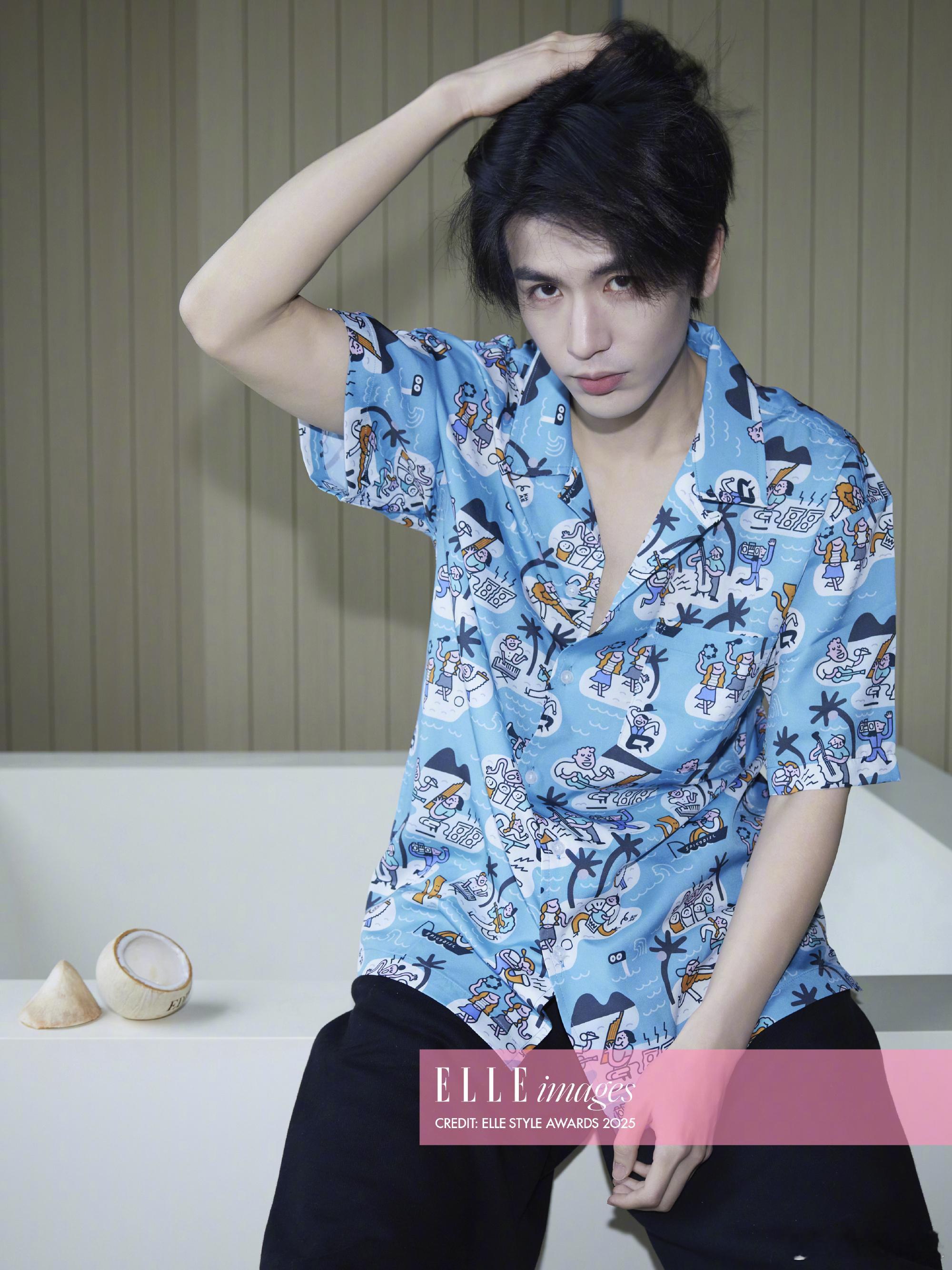 张凌赫睡衣出发图张凌赫ELLE睡衣出发图清清爽爽的大帅哥，期待张凌赫今天表现[