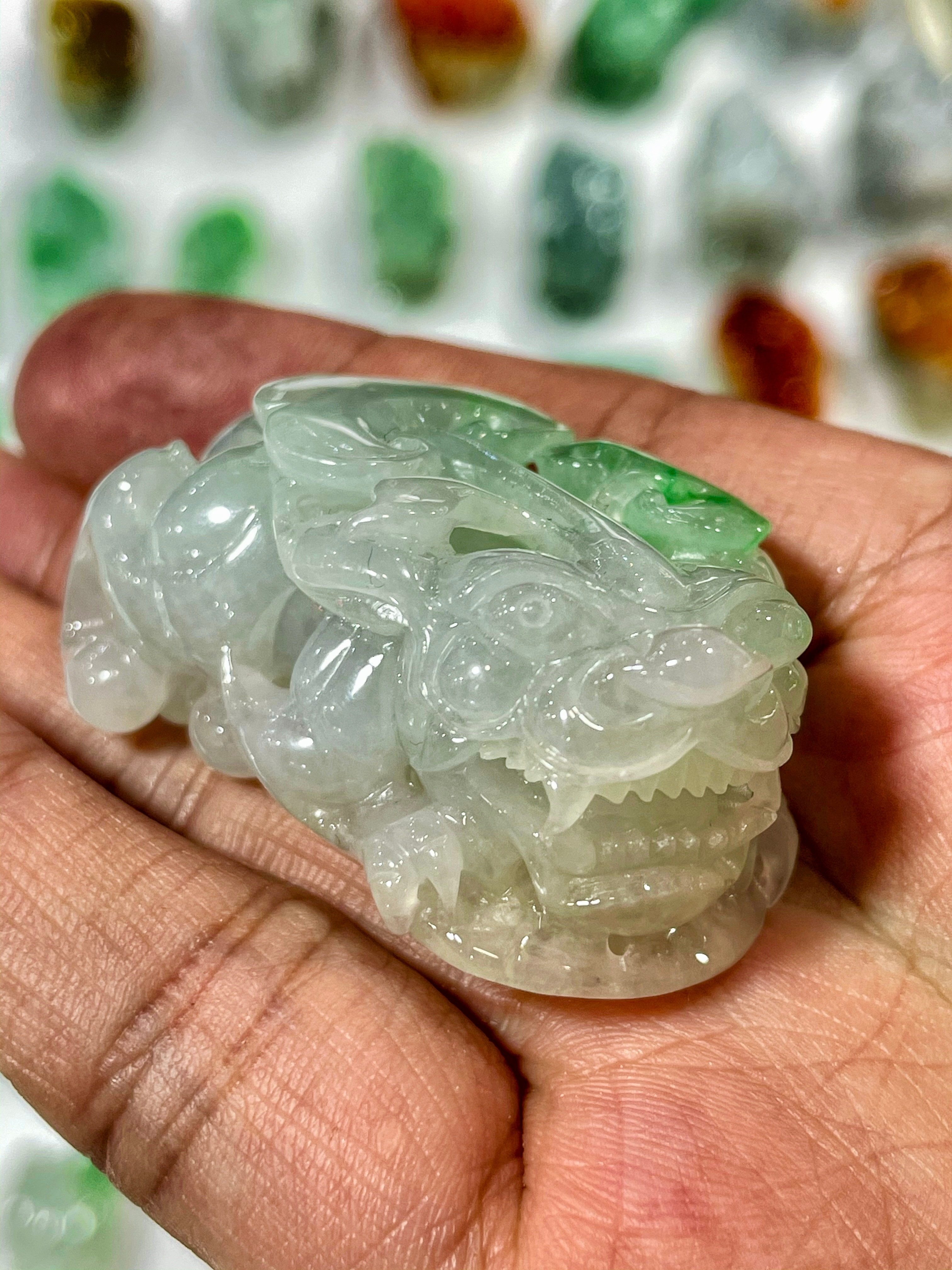 山东大姐说要给老公买貔貅，让我帮忙把把眼，说丽江这地方毕竟是旅游城市，怕被坑。自